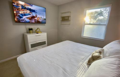 Luxury 4BR Getaway with Heated Pool & Cozy Vibes! - Foto 29