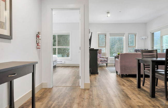 Elevated Escapes 2BR Suite Overlooking Lake - Foto 19