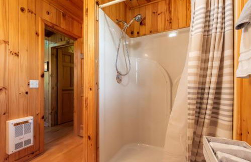 Pet Friendly NC Cabin with Views & Hot Tub - Foto 28