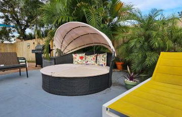 Prime Location Gateway with Pool & Patios, Near Beaches, Groceries and Restaurants - Photo 7