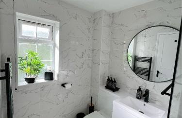Stunning apartment in Beckton with Private Entrance - Photo 13