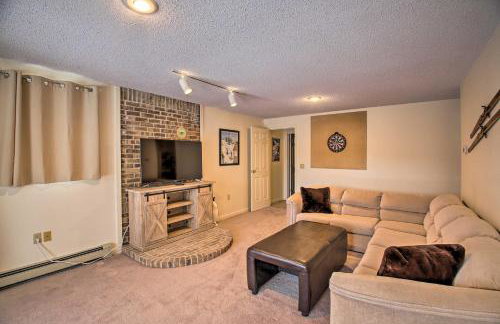 Spacious Ski-inandOut Black Mountain Home with Deck! - Foto 30