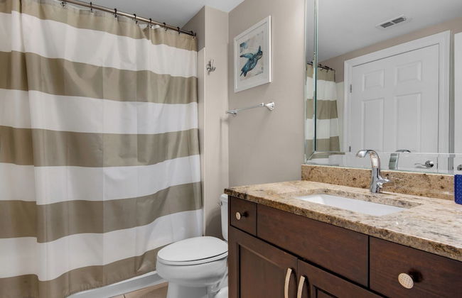 Spacious 2BR Condo w/ Partial Gulf Views, Pool, Across the Street From Beach! - Foto 25