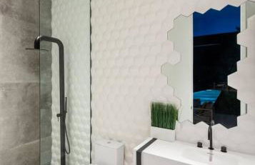 Luxurious 5BR Villa in BH with Pool, Theater, and Views - Foto 42