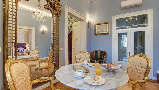 Coin salon dans le hall