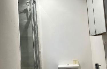 Spacious 3-Bedroom House with Fast Wi-Fi & Free Parking - Foto 6