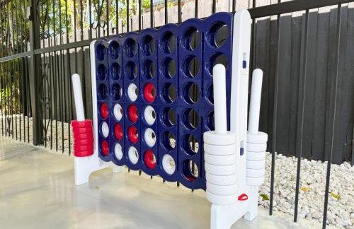 The LuxeLanding MIA- Swimming pool, Oasis Lounge, Mini Golf, BBQ and Hibachi Grill , and Outdoor Games - Photo 39