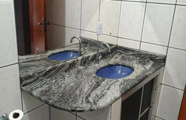 Casa grande, ar em todos os quartos, cabe 3 carros - Foto 11