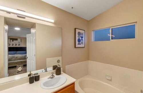 24hr Host - New Renovated 4 bedroom home U026 - Photo 15