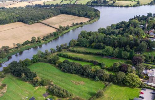 5Bed House with Games Room & Slide! Fast WiFI & FREE Parking - Photo 21