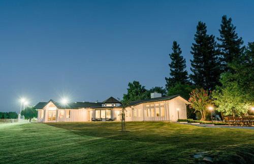 Riverfront Beauty with Pickle Ball Court - Foto 54