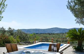 Dalmatian Countryside Home - Heated Pool & Jacuzzi - Photo 3