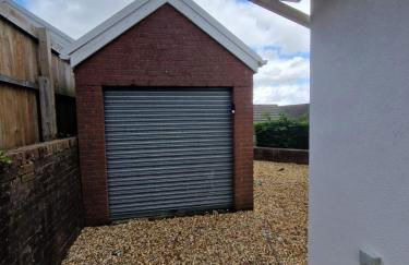 Modern Detached 3 bedroom home with off-road parking & bike store - Photo 13