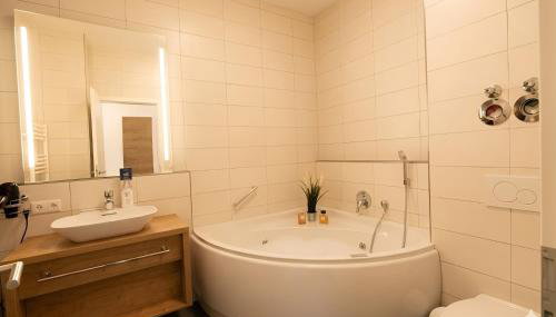 FeWo Auszeit am Lift I Direkt an der Skipiste I Whirlpool-Wanne I Tiefgaragenstellplatz I 2min zum Wanderweg - Foto 4