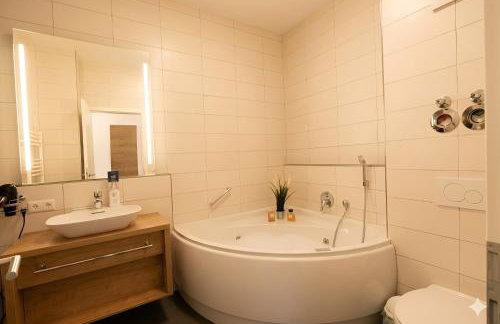 FeWo Auszeit am Lift I Direkt an der Skipiste I Whirlpool-Wanne I Tiefgaragenstellplatz I 2min zum Wanderweg - Foto 4