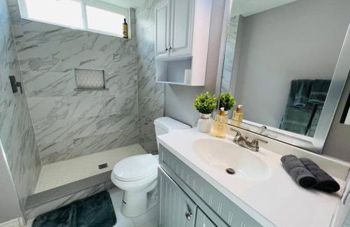 4BR Family Home, Private Pool & BBQ, Near Strip - Foto 23