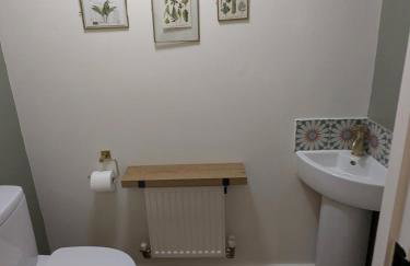 CHERRYTREES 5 Bed House, Sleeps 10, 3 Bathrooms, Parking, Ideal for Groups and Work Stays - Foto 34