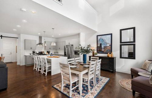 Steps from River & Old Town - Hot Tub & King Bed - Foto 46