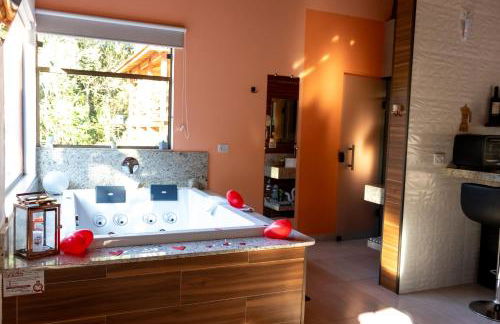 Chalé Canto do Galo 2 - Hidro da Jacuzzi, Lareira Ecológica, Cozinha Completa, Wi-Fi 80mbps, próximo a comércio local e relaxando ao som do riacho - Photo 30