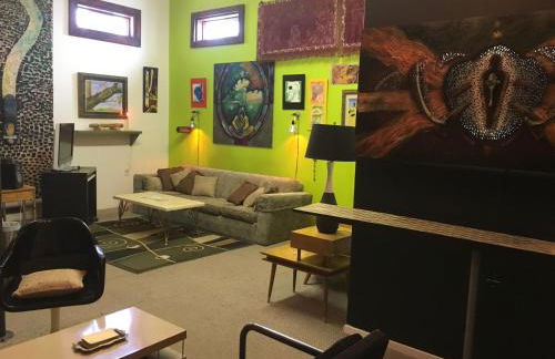 SPACE CASTLE: a 1950s Gas Station transformed into an Art Themed Wonderland - Foto 9