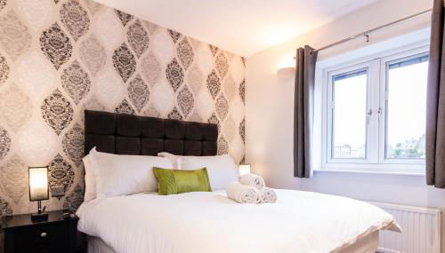 Charming Home in Bromsgrove - Perfect for Groups - Foto 2, towels