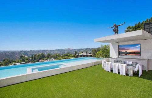 Ultra-Luxurious BH Estate with Pool, Theatre, Views - Foto 13