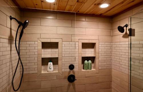 Hidden Hillside Retreat - A Secluded Modern Cabin - Foto 16