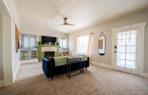 Work Desk- FirePit-Pool-Steps to UofA - Foto 48