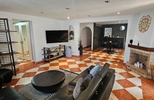 Apartment in big house with private pool & large outdoor space - Photo 1