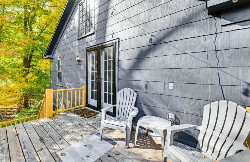 Ambient Manchester Village Abode with Deck and Pond! - Foto 20