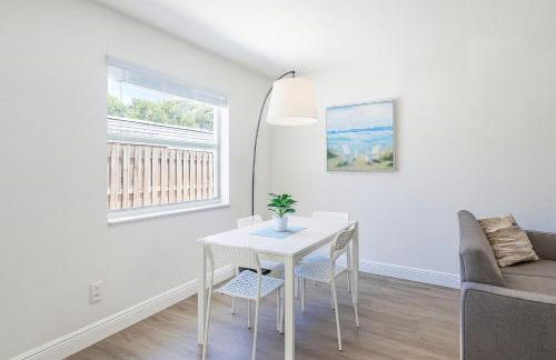 Modern 2BR Stay with Desk, Patio, BBQ, Free Parking - Foto 3