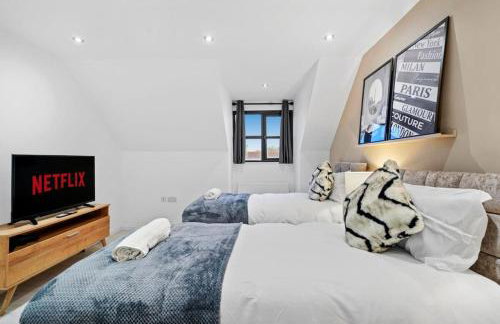 Luxury House with Pool Table, Sky TV, Netflix, Fast Wifi, Garden & Free Parking by Yoko Property - Photo 2