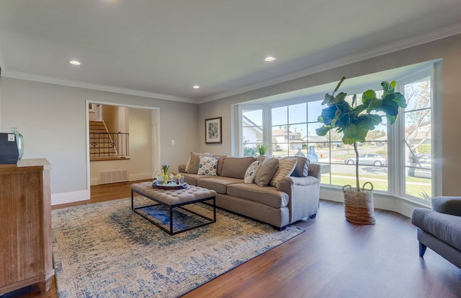 Gorgeous Upgraded 5 Bedroom & 3 Bath Home with pool - Photo 26