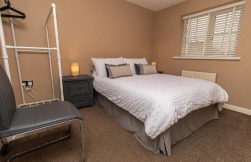 Free Driveway Parking, 3 Double Bedroom House, Quiet Private Estate, Fast WIFI, Ideal for Long Term Contractor, etc Stays, 3 miles 7 mins drive to Nissan, 15 mins to Sunderland Newcastle, Regular Housekeeping Options - See Our Site for Assurance - Foto 8