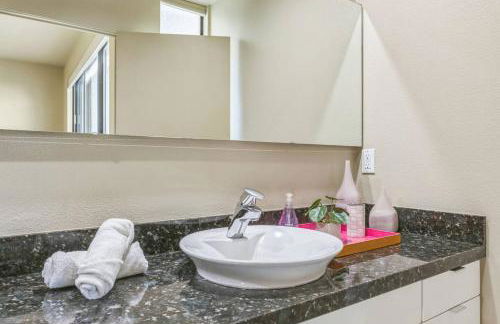 Stylish Gated TH + private heated pool + hot tub - Foto 24