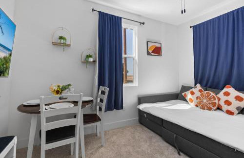 Modern 1BR Suite w AC Sleeps 3, NW Bakersfield - Photo 4