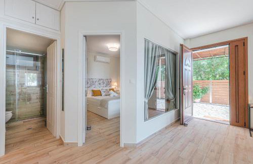 Paralio Astros Beachfront Suites - Photo 41