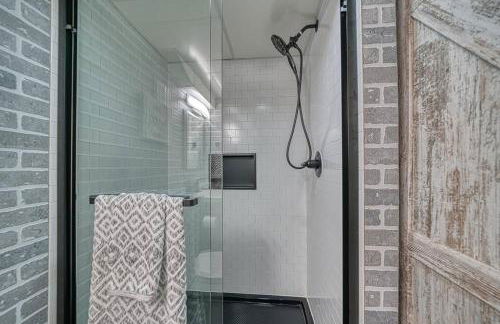 Beautiful Modern home with all year use HOT TUB, Pool table, Game room, & Propane fire pit!! - Foto 17