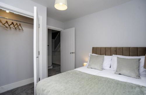 Central Telford Home - Sleeps 8 - Private Parking - Photo 14