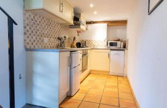 Smiddy Cottage, Historic Village Hub with Spacious Lounge, High Ceilings, and Wood Stove - Foto 13