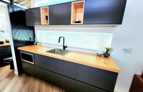 Designer Modern Tiny Home w All of The Amenities - Foto 9