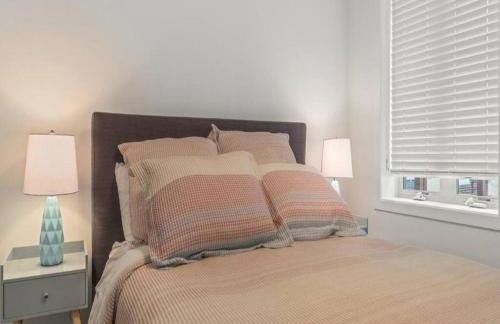 Bright & Modern Home with Patio - Foto 5