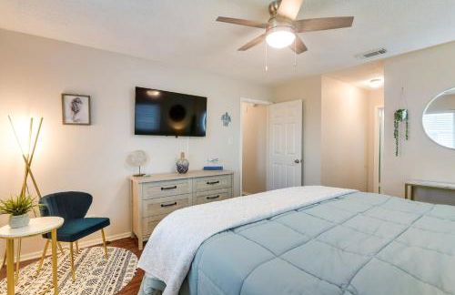 Less Than half Mi to Beach! Hot Tub Haven in Galveston - Foto 12