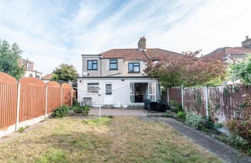 4 Bedroom Family Home In South East London - Photo 33