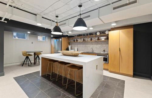 CASA Arlington Suite with Top-Tier Amenities & Parking - Foto 49