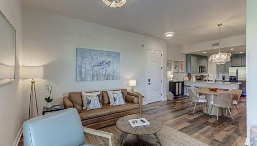 Waterfront Condo for 4 with Resort Pool & Lake View - Foto 2