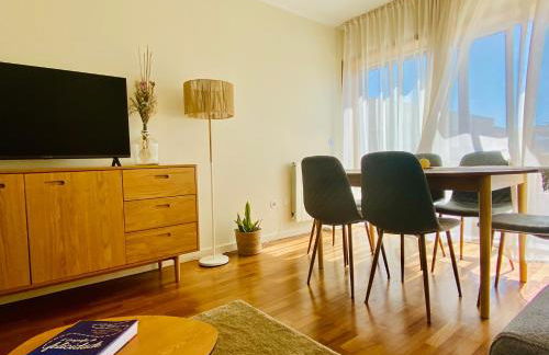 Serene Coastal Retreat with king Bed & Pool in Lavra - Foto 1