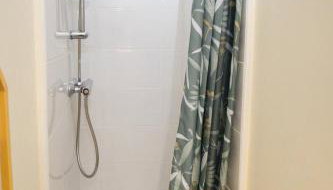 Big Apple - Studio paisible - parking gratuit - 2 personnes - Village Vaux 3 minutes Auxerre - Foto 4, Shower