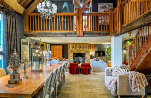 Willowberry Barn - Exclusive Home with Hot Tub - Photo 12