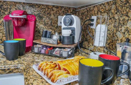 Escape GameRoom, BAR, BBQ, Spacious,KING Bed, All Luxury mattresses, Near Beach, 6 blocks away from Bars, Nite Clubs, Res, Shops - Photo 17